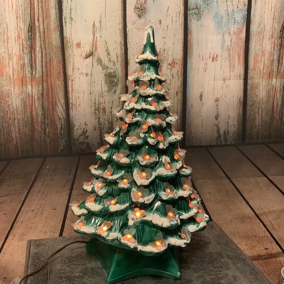Vintage Holiday Vintage 979 Light Up Ceramic Table Top Christmas